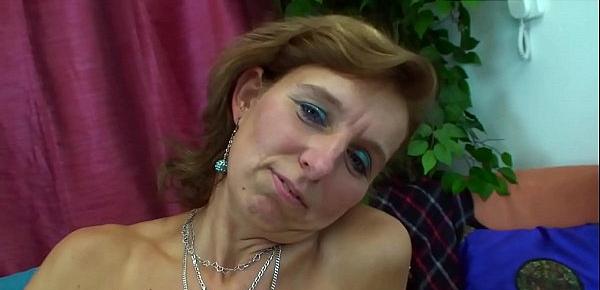 Geile Milf zeigt dass sie im hohen Alter immer noch geil sein kann